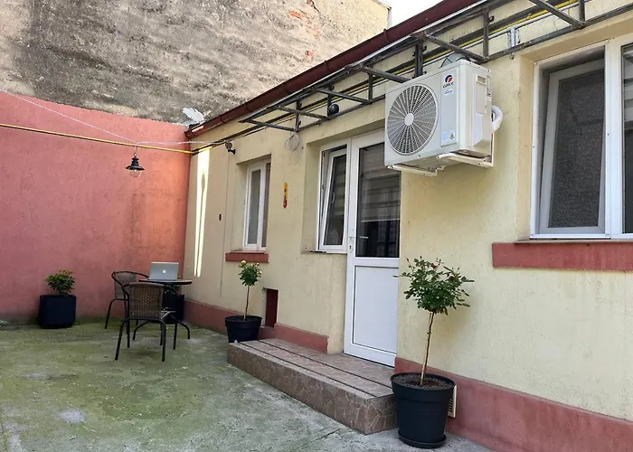 Cozy House In Elegant Cotroceni Area Будинок відпочинку Бухарест